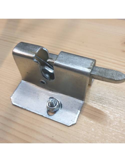 Closing - latches for a brasserie table