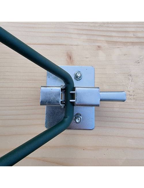 Closing - latches for a brasserie table