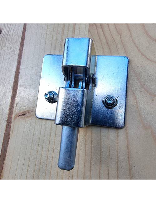 Closing - latches for a brasserie table